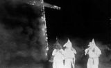 El 1865 es va fundar l'organització, concebuda inicialment per recuperar l'hegemonia dels propietaris blancs a les plantacions dels estat sudistes. El 1865 es va fundar l'organització, concebuda inicialment per recuperar l'hegemonia dels propietaris blancs a les plantacions dels estat sudistes.