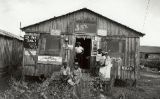 La segregació racial als espais públics es va generalitzar ben entrat el segle XX. Dalt, un bar exclusiu per a afroamericans a Belle Glade (Florida), l'any 1945 La segregació racial als espais públics es va generalitzar ben entrat el segle XX. Dalt, un bar exclusiu per a afroamericans a Belle Glade (Florida), l'any 1945