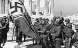 Els soldats nazis alçant la bandera a l'Acròpolis Els soldats nazis alçant la bandera a l'Acròpolis