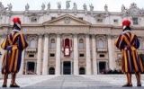 La plaça de Sant Pere, al Vaticà La plaça de Sant Pere, al Vaticà