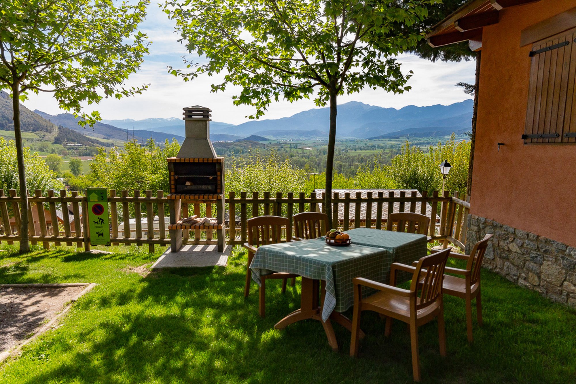 Exterior d'un dels bungalous del Cerdanya EcoResort Exterior d'un dels bungalous del Cerdanya EcoResort