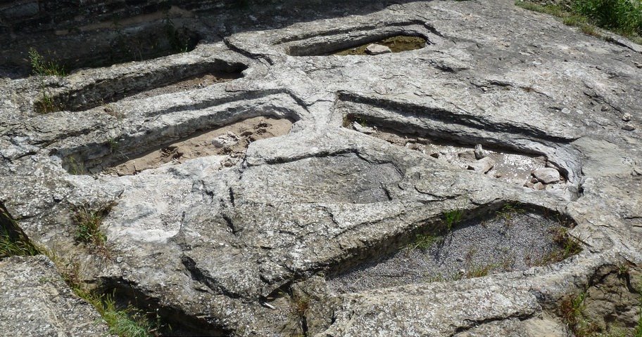 Tombes antropomòrfiques al jaciment de l'Esquerda Tombes antropomòrfiques al jaciment de l'Esquerda