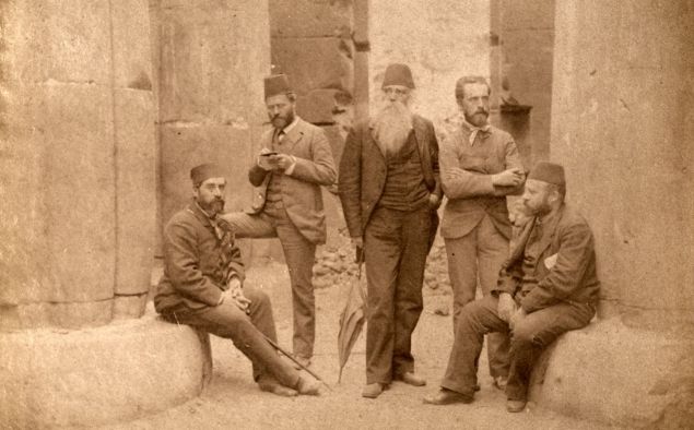 Eduard Toda (segon per l'esquerra) durant la seva estada a Egipte. Biblioteca Museu Víctor Balaguer Eduard Toda (segon per l'esquerra) durant la seva estada a Egipte. Biblioteca Museu Víctor Balaguer