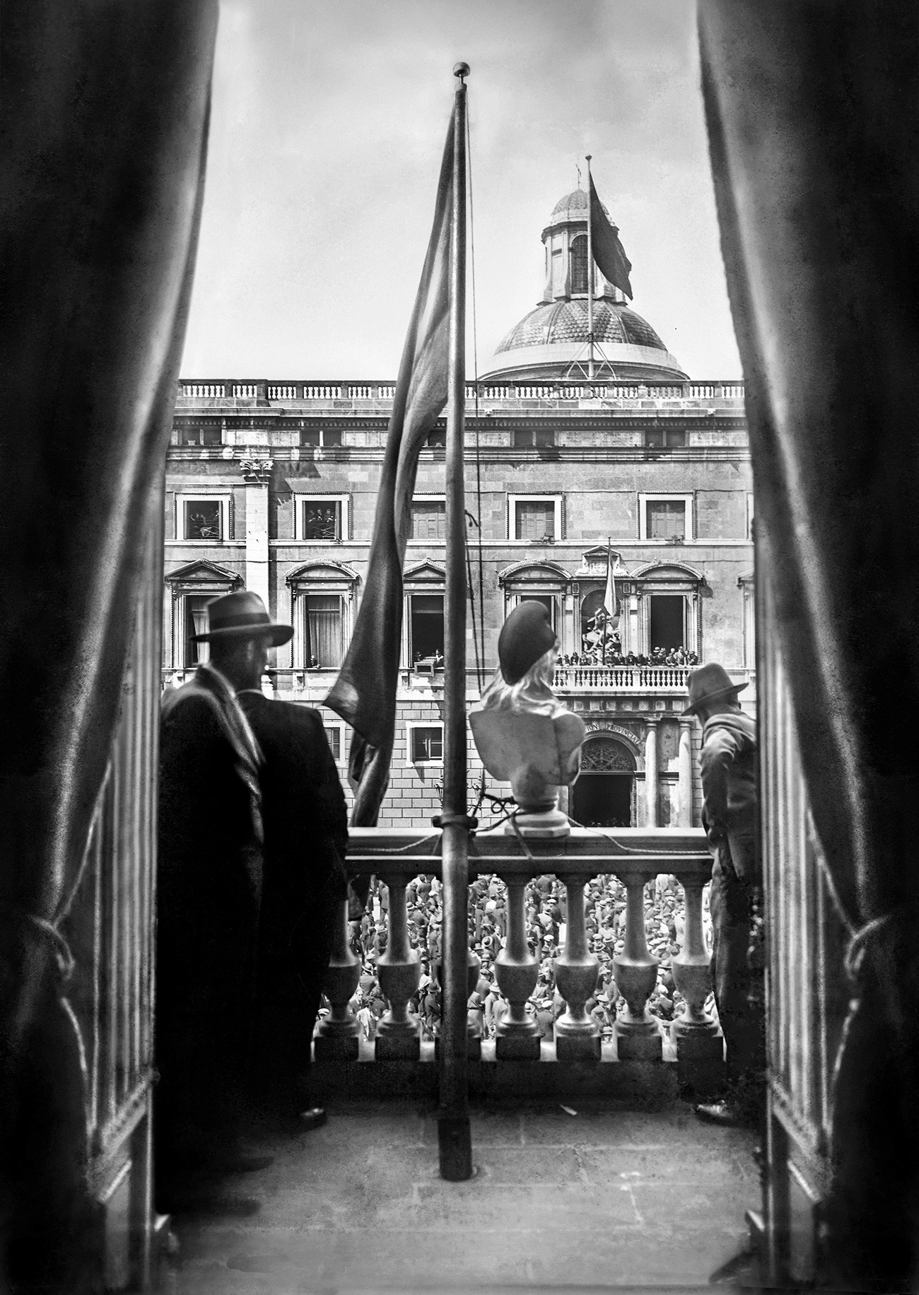El Palau de la Generalitat vist des de l'interior de l'ajuntament de Barcelona el 14 d'abril de 1931