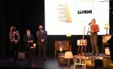 Clàudia Pujol, directora de SÀPIENS, recull el premi Martí Gasull