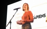 Clàudia Pujol llegeix el discurs d'agraïment pel premi Martí Gasull