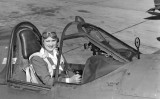Jacqueline Cochran a la cabina de comandament d'un caça Curtiss P-40 Warhaw Jacqueline Cochran a la cabina de comandament d'un caça Curtiss P-40 Warhaw