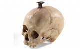 Crani humà clavat