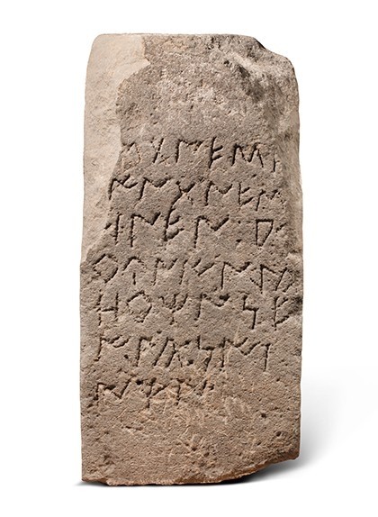 Estela monumental amb inscripció