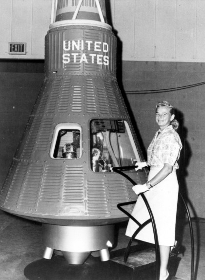 Cobb posa al costat d’un model de la càpsula Mercury de la NASA Cobb posa al costat d’un model de la càpsula Mercury de la NASA