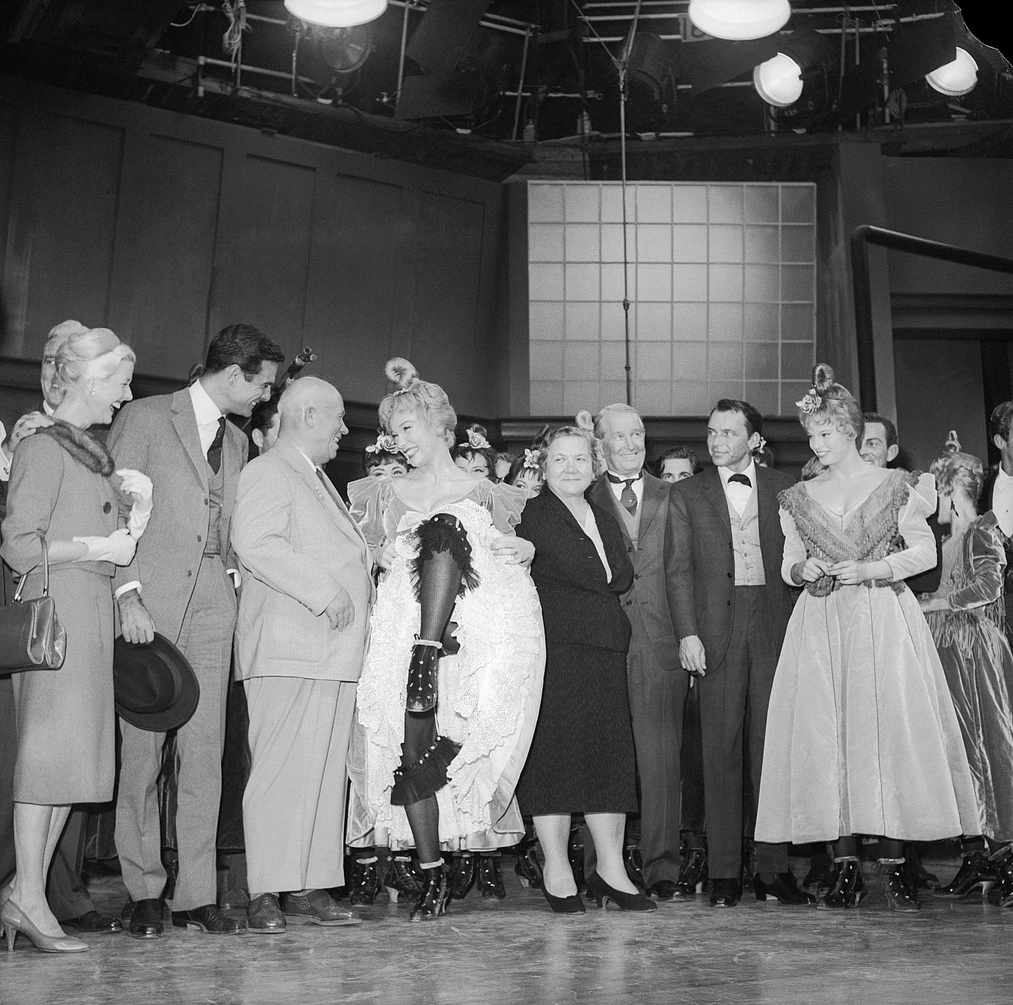 kruschev amb Shirley McLayne i Frank Sinatra i altres actors del musical 'Can-Can'