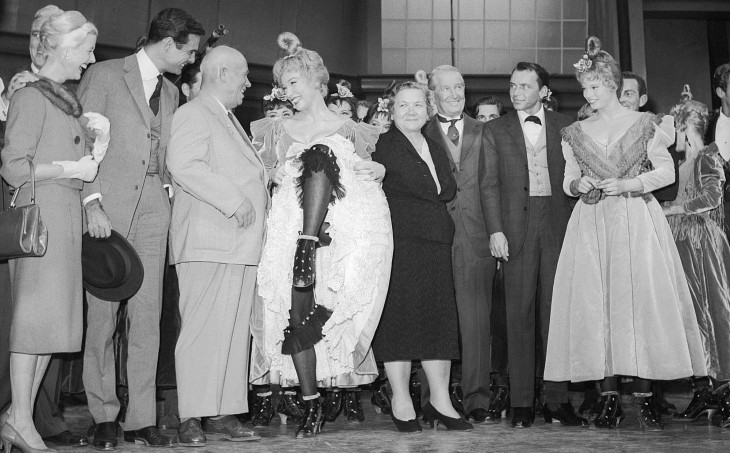 kruschev amb Shirley McLayne i Frank Sinatra i altres actors del musical 'Can-Can'