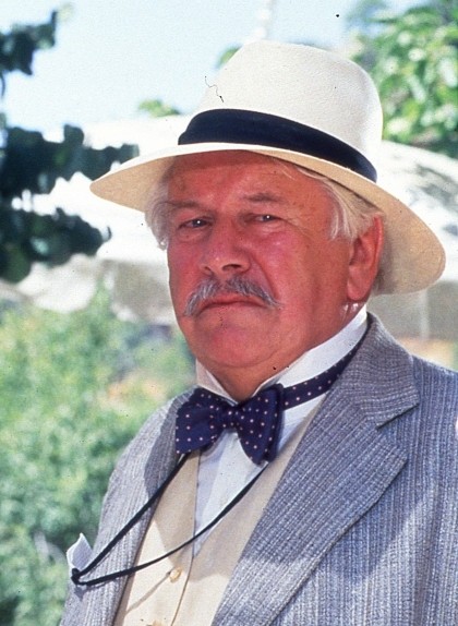 Peter Ustinov va representar el paper d'Hèrcules Poirot a l'adaptació cinematogràfica de ‘Cita amb la mort’, el 1988 Peter Ustinov va representar el paper d'Hèrcules Poirot a l'adaptació cinematogràfica de ‘Cita amb la mort’, el 1988