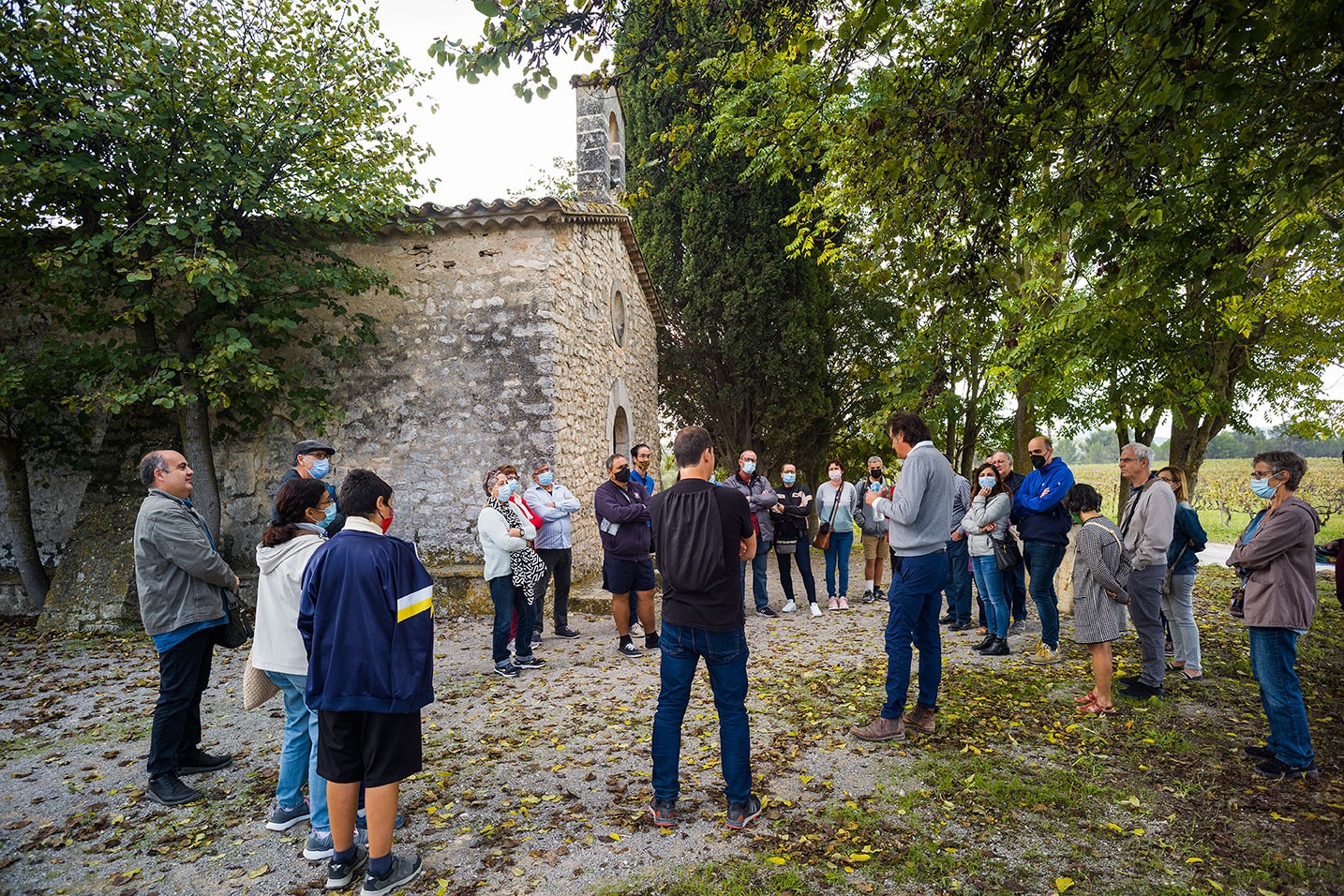 Ruta Mir Geribert a Viladellops, davant de l'església romànica de Sant Miquel