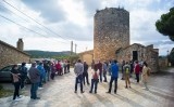 Visita temàtica Mir Geribert i la ciutat d'​Olèrdola. Davant de la torre medieval, a Viladellops
