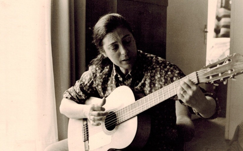 Teresa Rebull amb la seva arma més poderosa: La guitarra