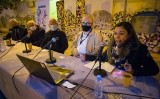 L'autora del reportatge, Sònia Casas, va moderar la conversa amb alguns dels protagonistes de l'article