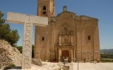 Lletra T de l'Abecedari de la Llibertat, amb l'església de Sant Pere al fons Lletra T de l'Abecedari de la Llibertat, amb l'església de Sant Pere al fons
