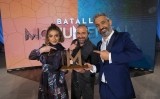 Eloi Vila, defensor del Poble Vell de Corbera d'Ebre, amb el trofeu de 'Batalla monumental'