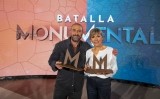 Eloi Vila i Mari Pau Huguet amb els premis dels monuments guanyadors de les dues edicions de 'Batalla monumental': la Seu Vella de Lleida (2021) i el Poble Vell de Corbera d'Ebre (2022)