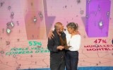 Mari Pau Huguet entrega el trofeu guanyador a Eloi Vila, defensor del Poble Vell de Corbera d'Ebre