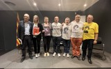 Familiars i amics de les víctimes amb samarretes i imatges de Mari Luz Nájera, del Cas Almeria, d'Arturo Ruiz, d'Ángel Almazán i de Gustau Muñoz