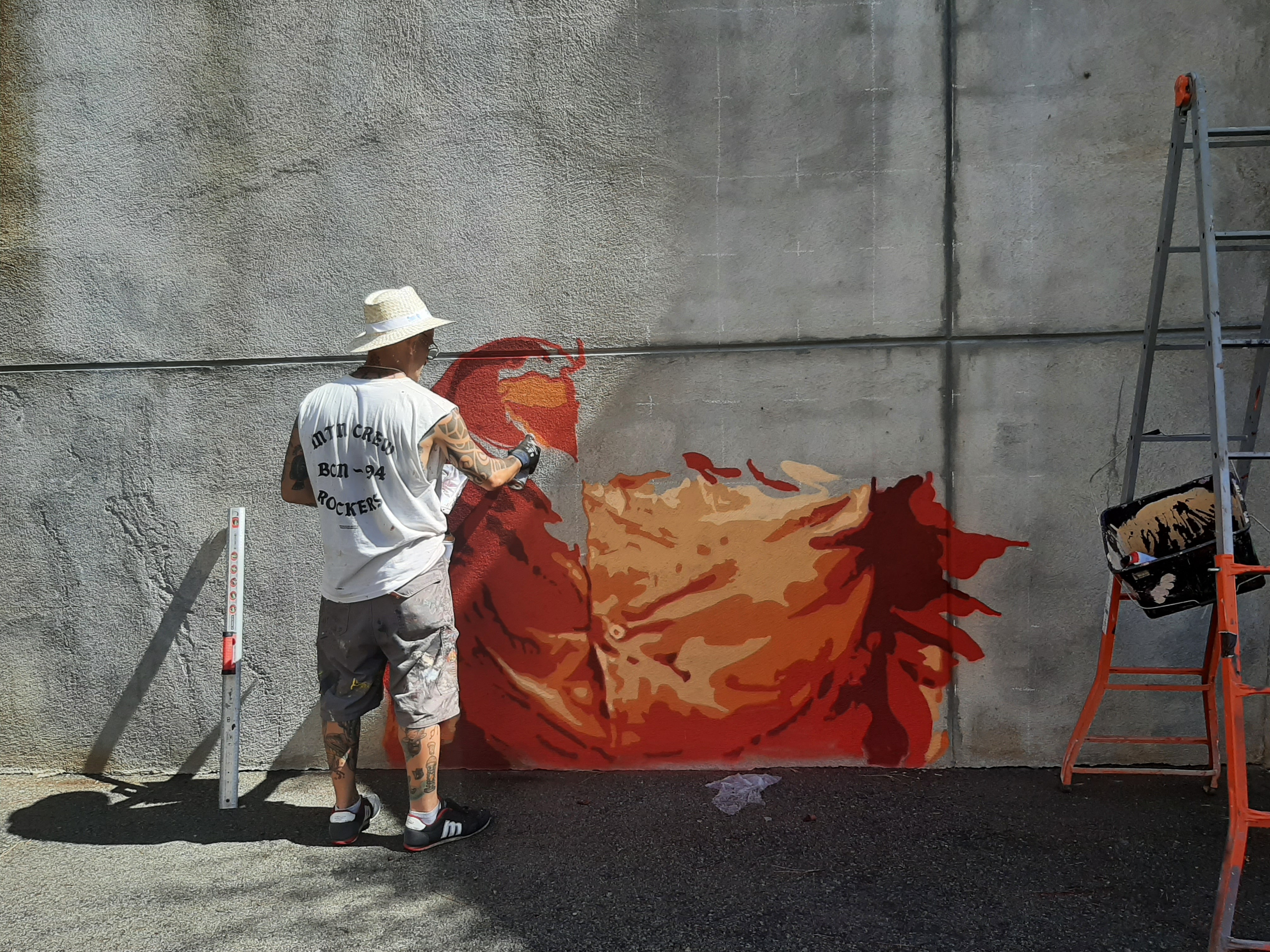 El muralista Roc Blackblock pinta un grafiti en homenatge a Paco Candel