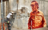 El muralista Roc Blackblock pinta un grafiti en homenatge a Paco Candel