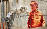 El muralista Roc Blackblock pinta un grafiti en homenatge a Paco Candel El muralista Roc Blackblock pinta un grafiti en homenatge a Paco Candel