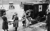 Víctima de la grip espanyola en una ambulància de la Creu Roja Americana, el 1918