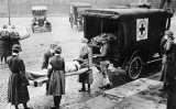 Víctima de la grip espanyola en una ambulància de la Creu Roja Americana, el 1918 Víctima de la grip espanyola en una ambulància de la Creu Roja Americana, el 1918