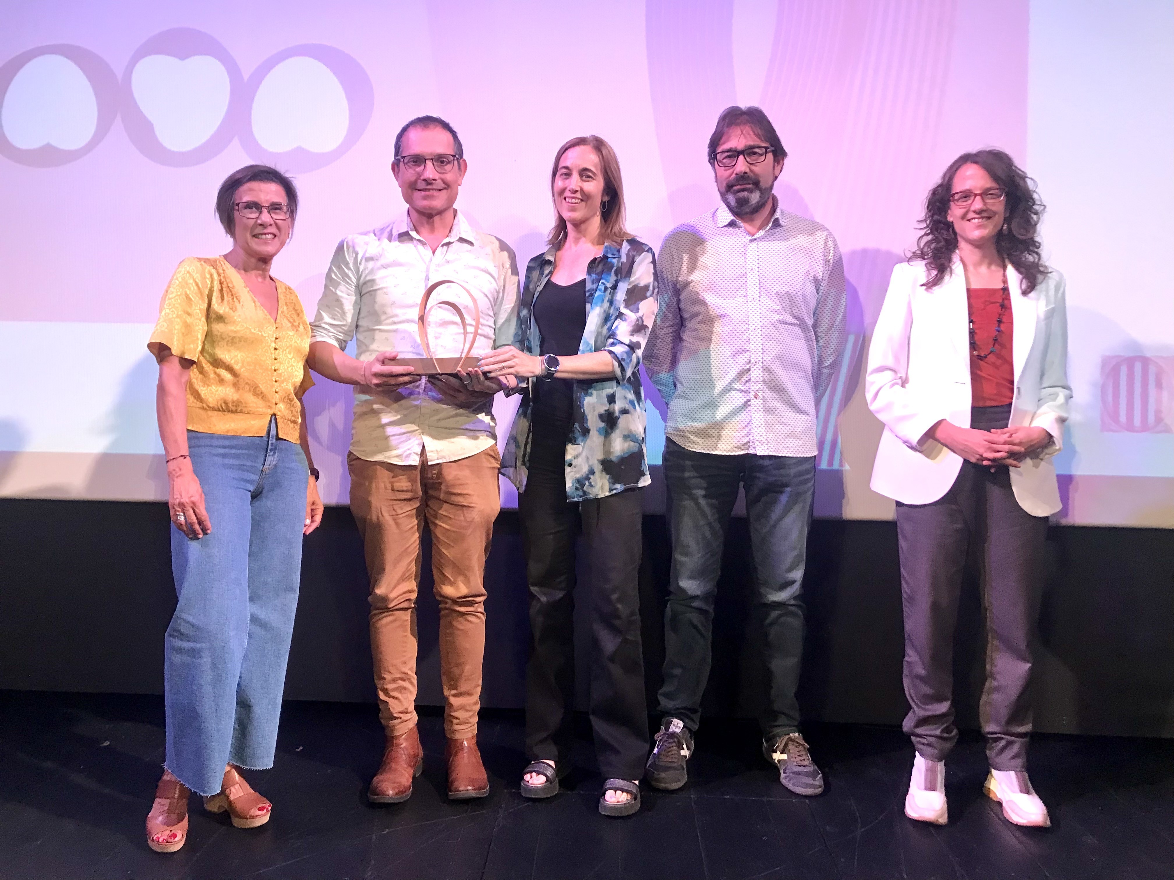 Membres de l'equip recullen el Premi Laya a Badalona.