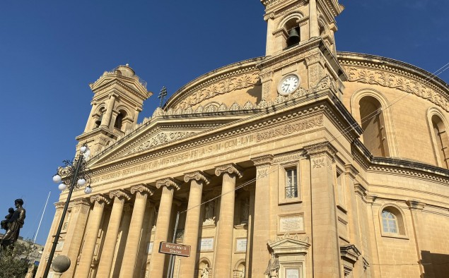 Façana de la basílica de Mosta