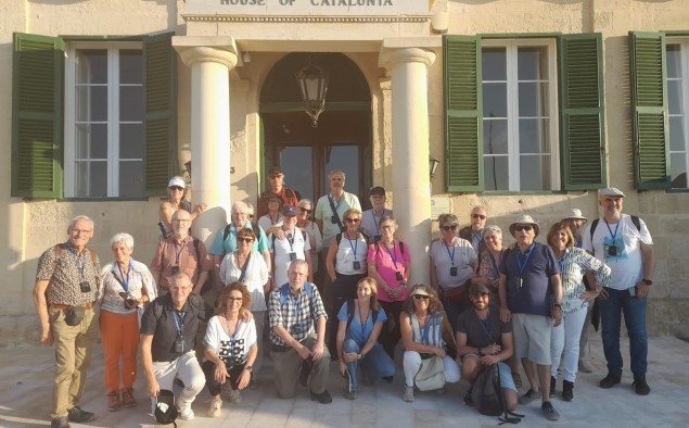 Segon grup del viatge a Malta, davant de la Casa de Catalunya 