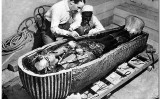 Howard Carter inspeccionant el sarcòfag de Tutankamon Howard Carter inspeccionant el sarcòfag de Tutankamon
