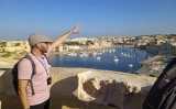 Martí Carbonell, guia del tercer viatge a Malta, mostra el Gran Port des del fort de Sant Àngel