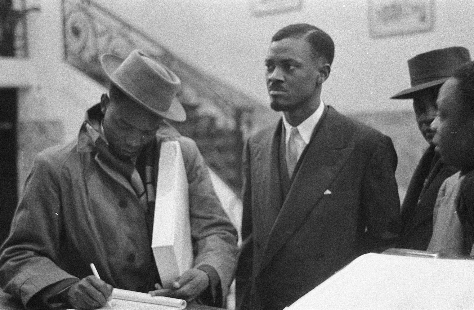 Lumumba acompanyat d'altres polítics del Congo