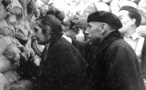 Ortega i la dirigent comunista Dolores Ibárruri, 'la Pasionaria', visiten una trinxera en plena guerra