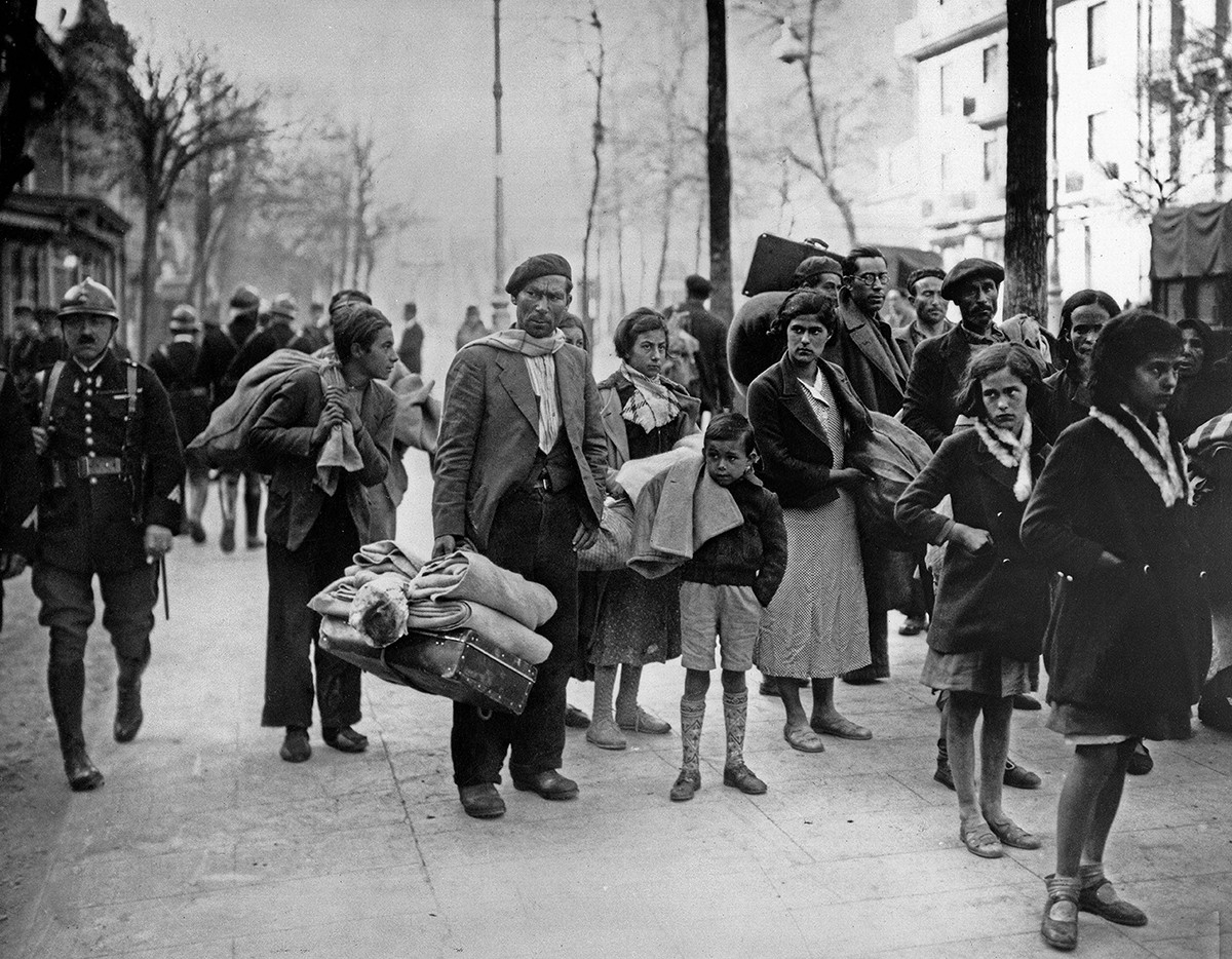 Refugiats creuant la frontera amb França el gener de 1939