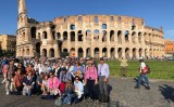 El grup del primer viatge a Roma davant del Colosseu