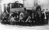 Maquinistes i fogoners de la companyia Ferrocarril de Barcelona a Sarrià amb la locomotora de vapor número 13, que remolcava els vagons, l’any 1892