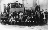 Maquinistes i fogoners de la companyia Ferrocarril de Barcelona a Sarrià amb la locomotora de vapor número 13, que remolcava els vagons, l’any 1892 Maquinistes i fogoners de la companyia Ferrocarril de Barcelona a Sarrià amb la locomotora de vapor número 13, que remolcava els vagons, l’any 1892