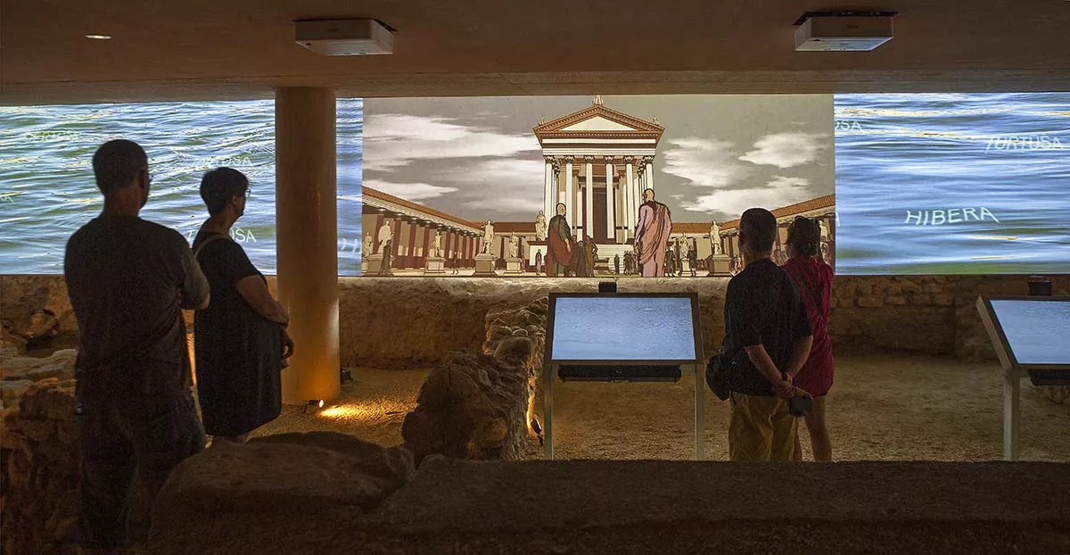 En aquest espai, les restes arqueològiques es complementen amb panells explicatius de la història de la ciutat i un màping del riu Ebre