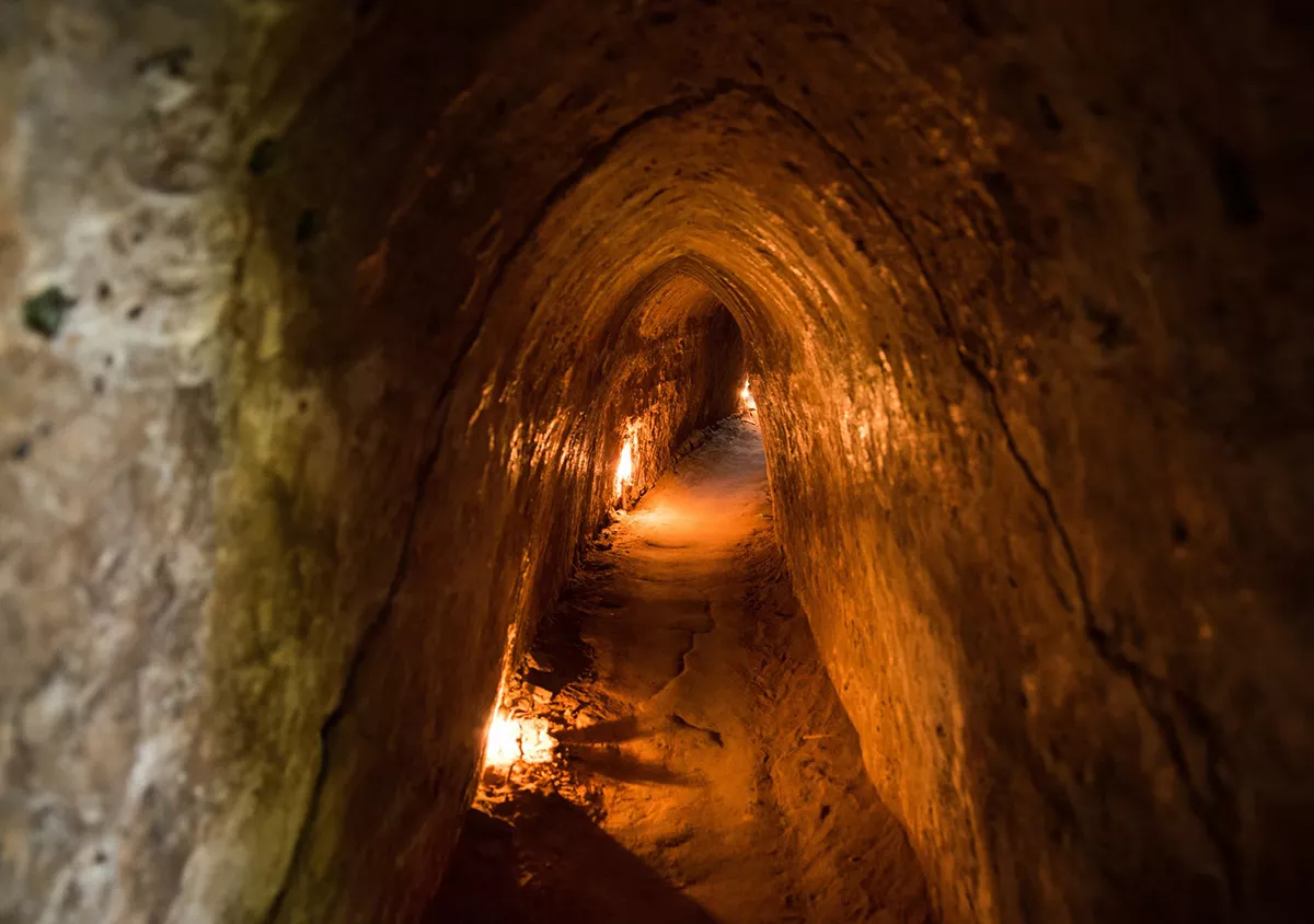 Els accessos més habituals als túnels de Cu Chi es troben a les localitats de Ben Dinh i Ben Duoc, a uns 50 i 65 quilòmetres de la ciutat de Ho Chi Min