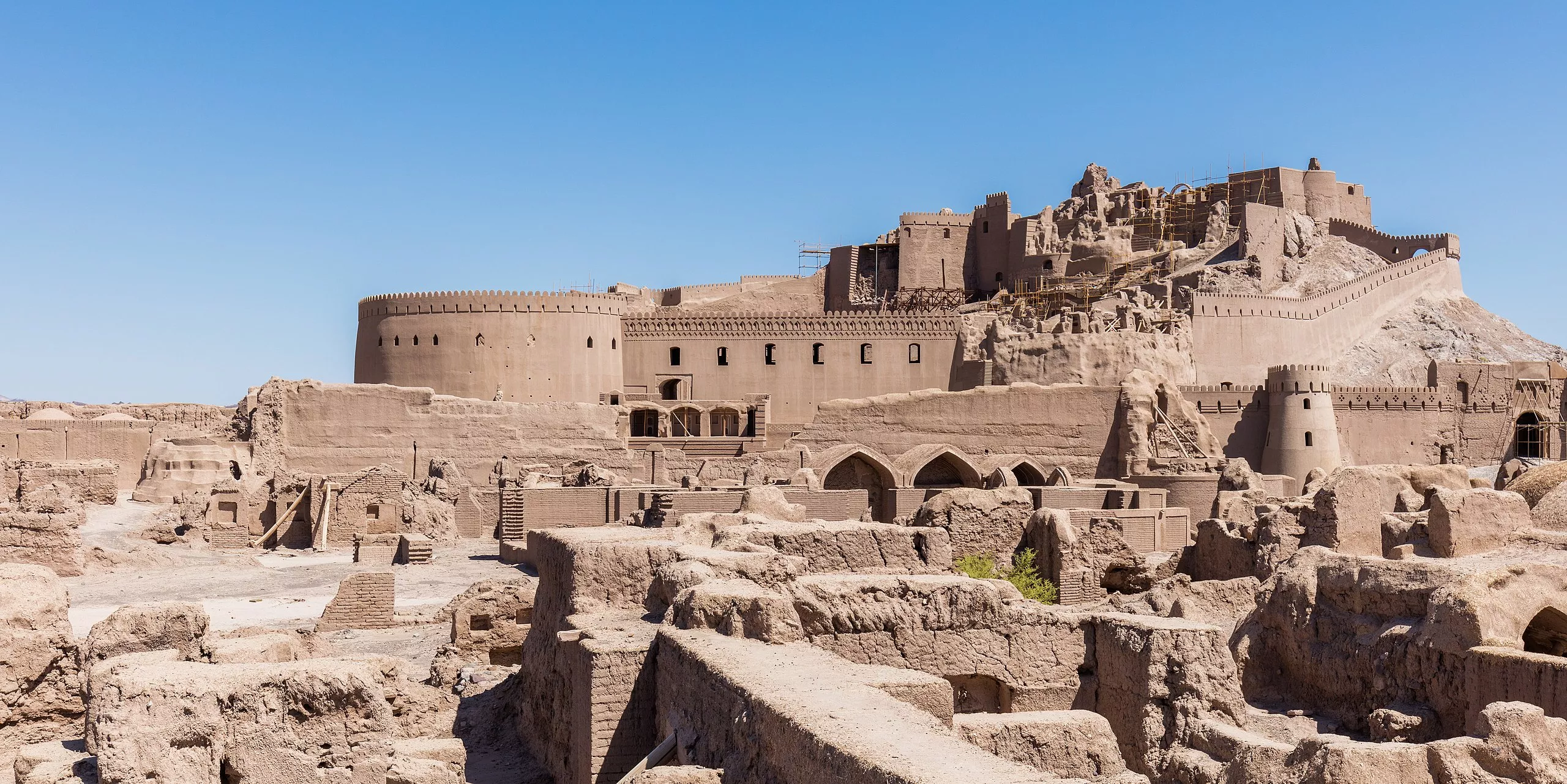 La ciutadella de Bam (Iran) ha estat, fins al terratrèmol de 2003, la construcció de tova més gran del món