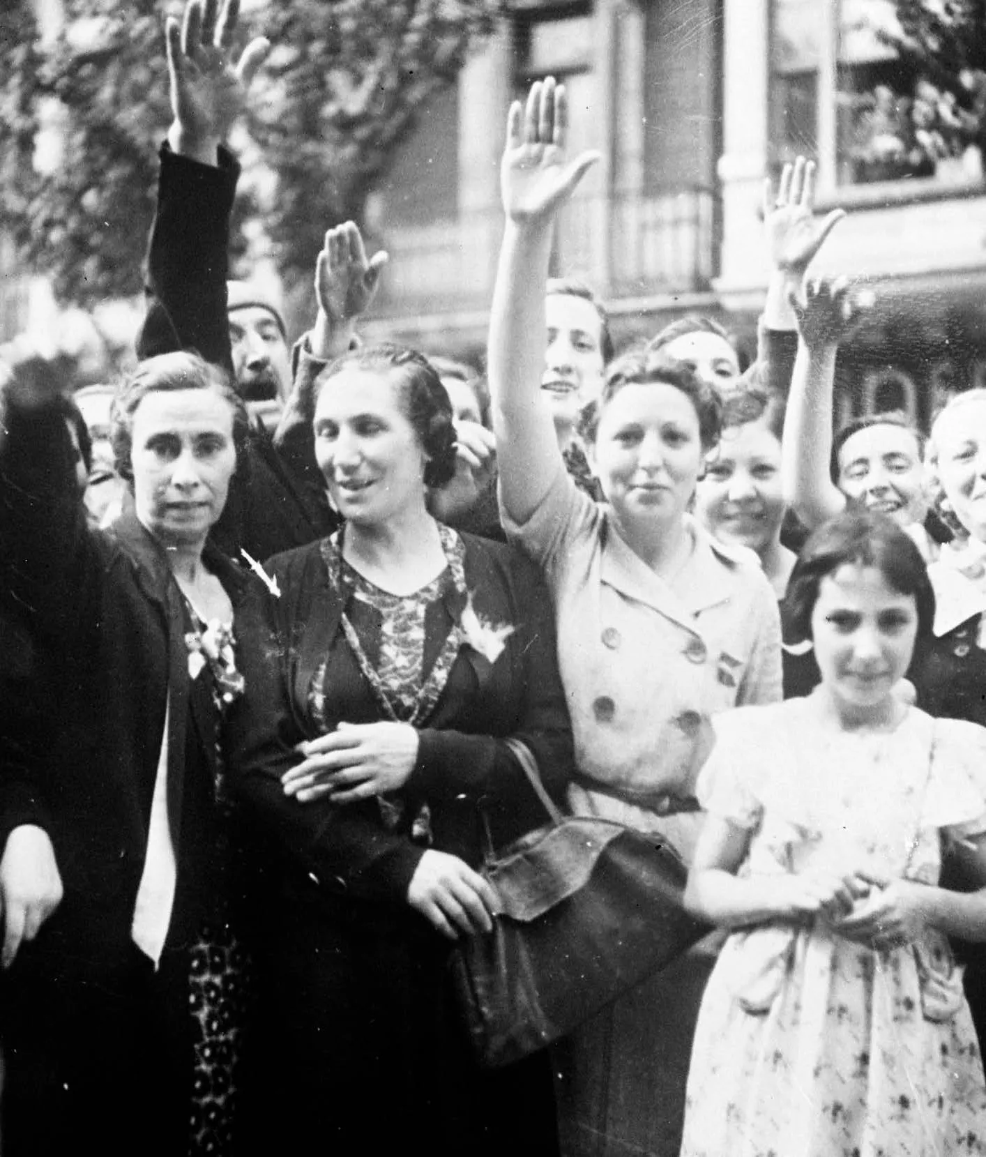 La victòria franquista va significar un retrocés pel que fa al nou tipus de feminitat que havia adquirit la dona durant la II República