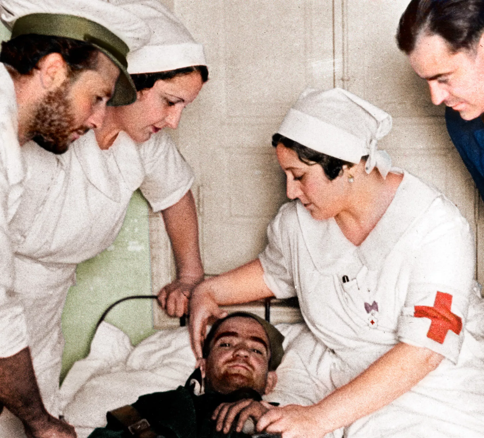 Un ferit de guerra atès per infermeres i metges de la Creu Roja l’agost del 1936