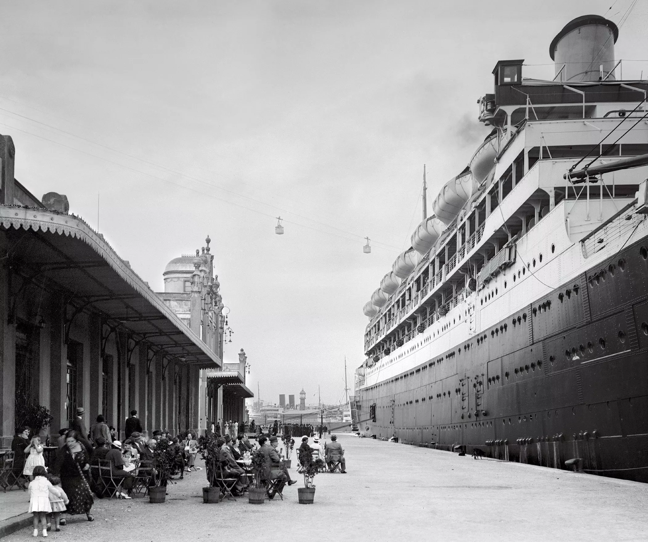 Passatgers d’un transatlàntic atracat al moll de Barcelona als anys trenta