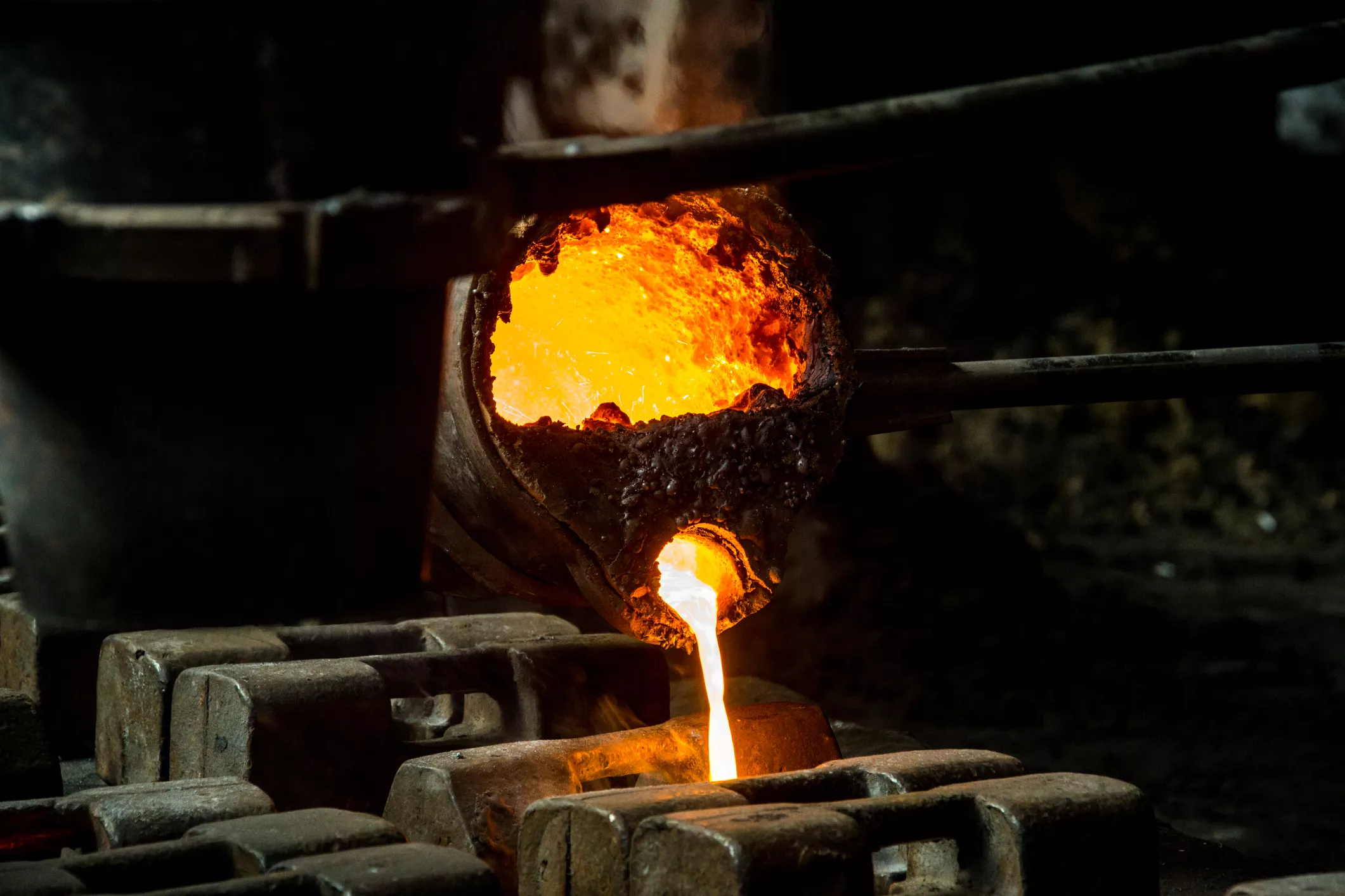 El bronze necessita una temperatura de 1.100 graus per liquar, però per fondre metall de manera casolana podem escollir el plom o l'estany, que fonen a 300 i 200ºC, respectivament