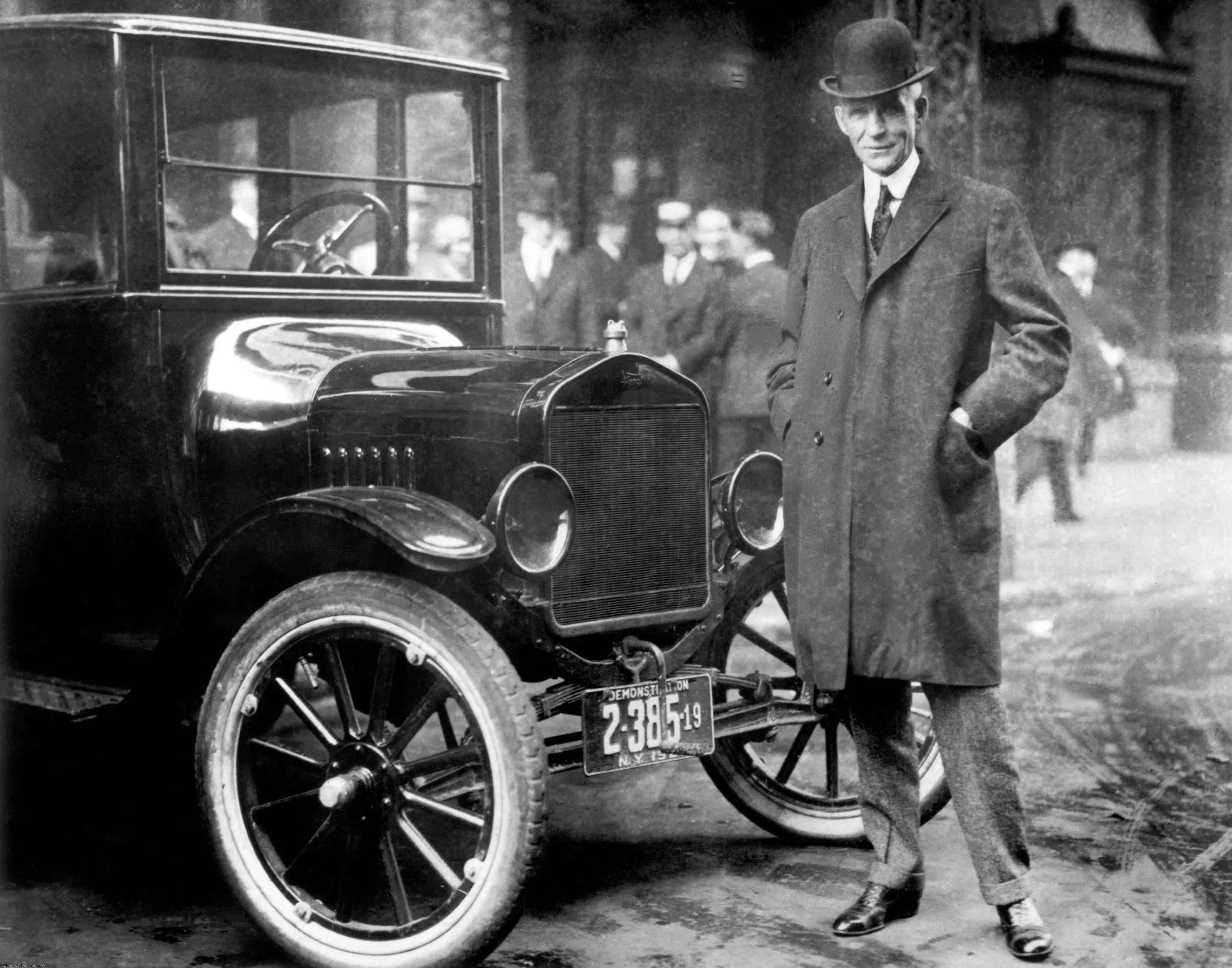 Henry Ford amb un model de Ford T